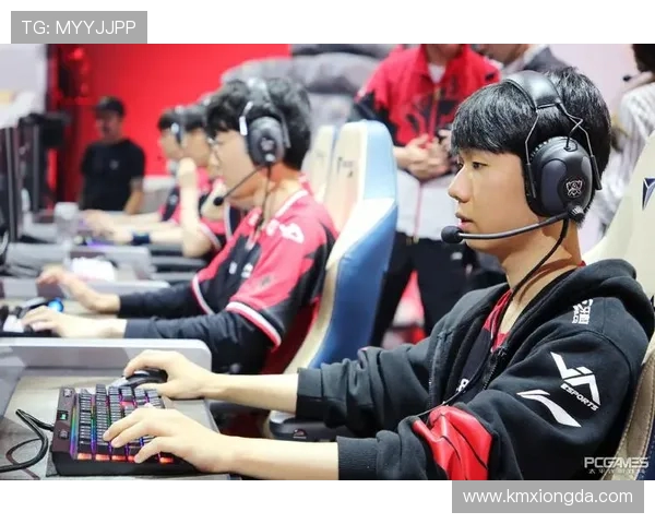 FPX战队在洲际赛中以63分稳居积分榜首位，表现引人瞩目